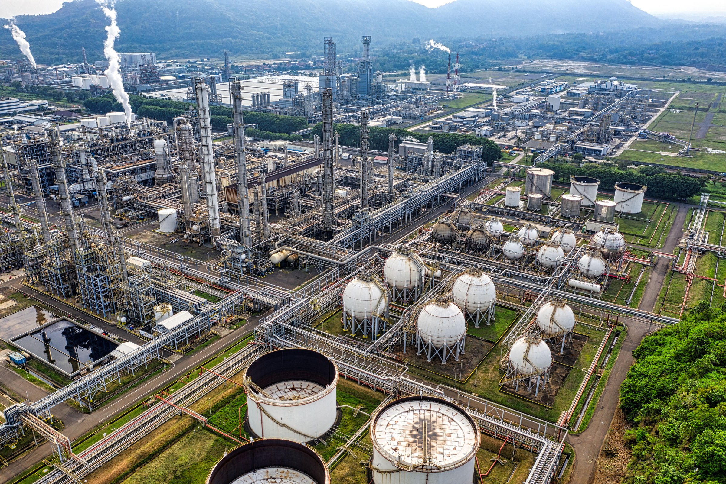 Petrol ve enerji altyapısını gösteren endüstriyel rafineri sahası