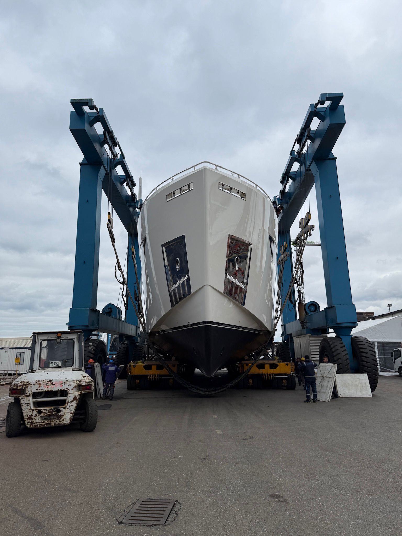 Yacht raised by a boat lift system